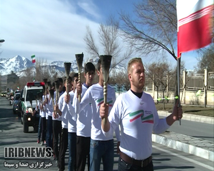 حمل 38 مشعل از فرودگاه شهرکرد تا فرهنگسرا +فیلم