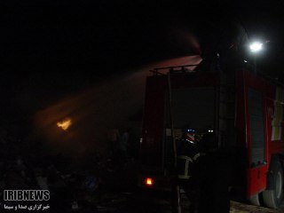 مهار آتش در انبار ضایعات بوکان