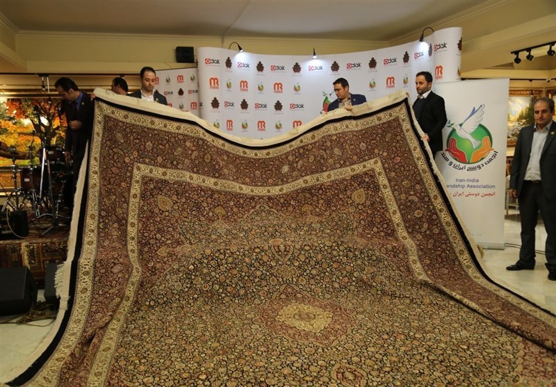 رونمایی از بزرگترین فرش ریزبافت جهان در ایران