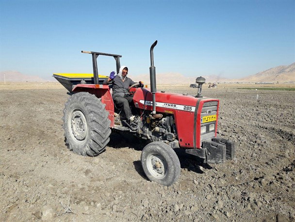 بکارگیری ۱۰ دستگاه تراکتور و ادوات خاک‌ورزی برای کاشت بذر در منطقه زلزله زده دشت ذهاب