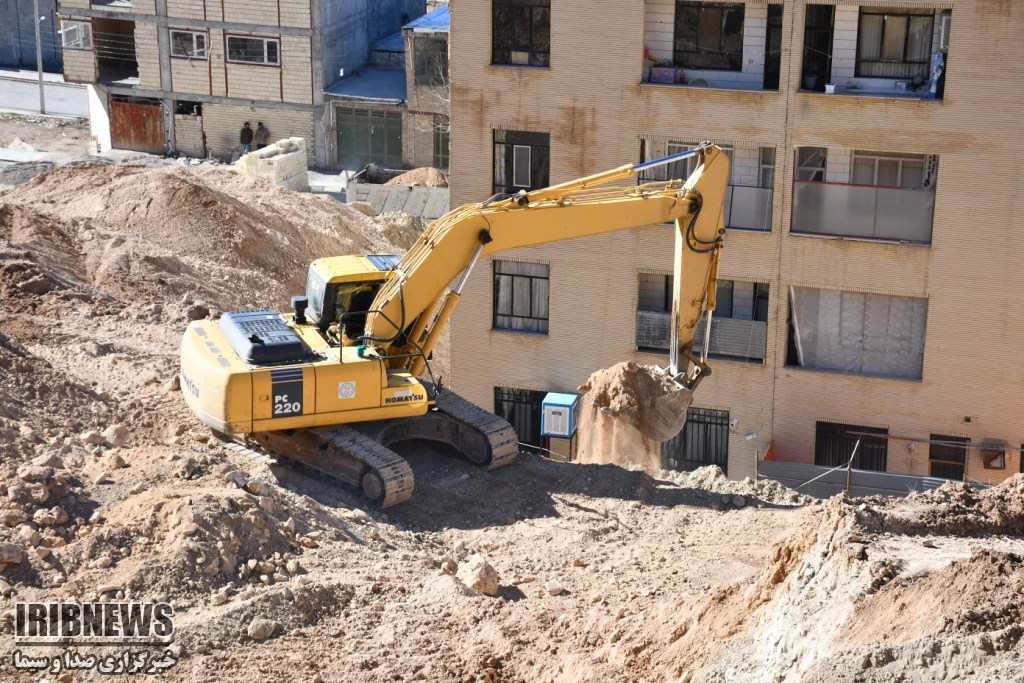 آغاز عملیات خاکبرداری ناشی از رانش کوه در منطقه مسکونی شهرکرد آغاز عملیات خاکبرداری ناشی از رانش کوه در منطقه مسکونی شهرکرد