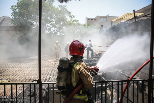 آتش سوزی در انبار ضایعات فرش در نوش آباد آران و بیدگل