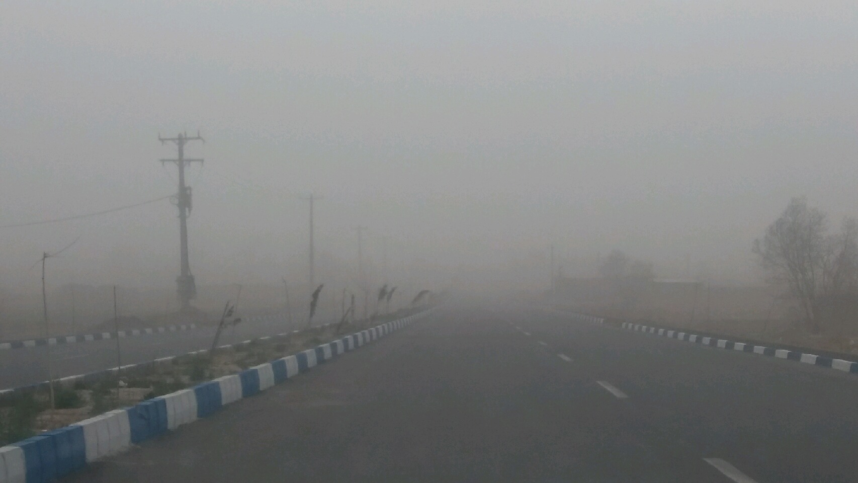 انسداد سه محوردر کرمان بعلت توفان شن وگردوخاک انسداد سه محوردر کرمان بعلت توفان شن وگردوخاک