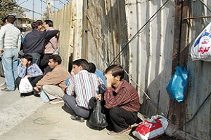 می شود بیتفاوت رد شد و چيزی نديد؟ می شود بیتفاوت رد شد و چيزی نديد؟