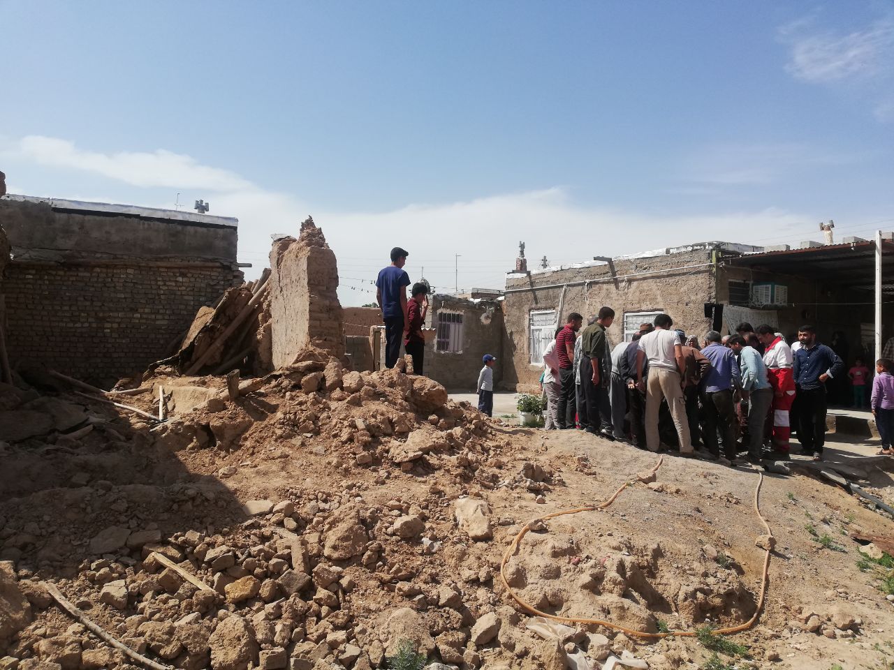 نجات یک نفر از زیر آوار خانه مسکونی در قوچان