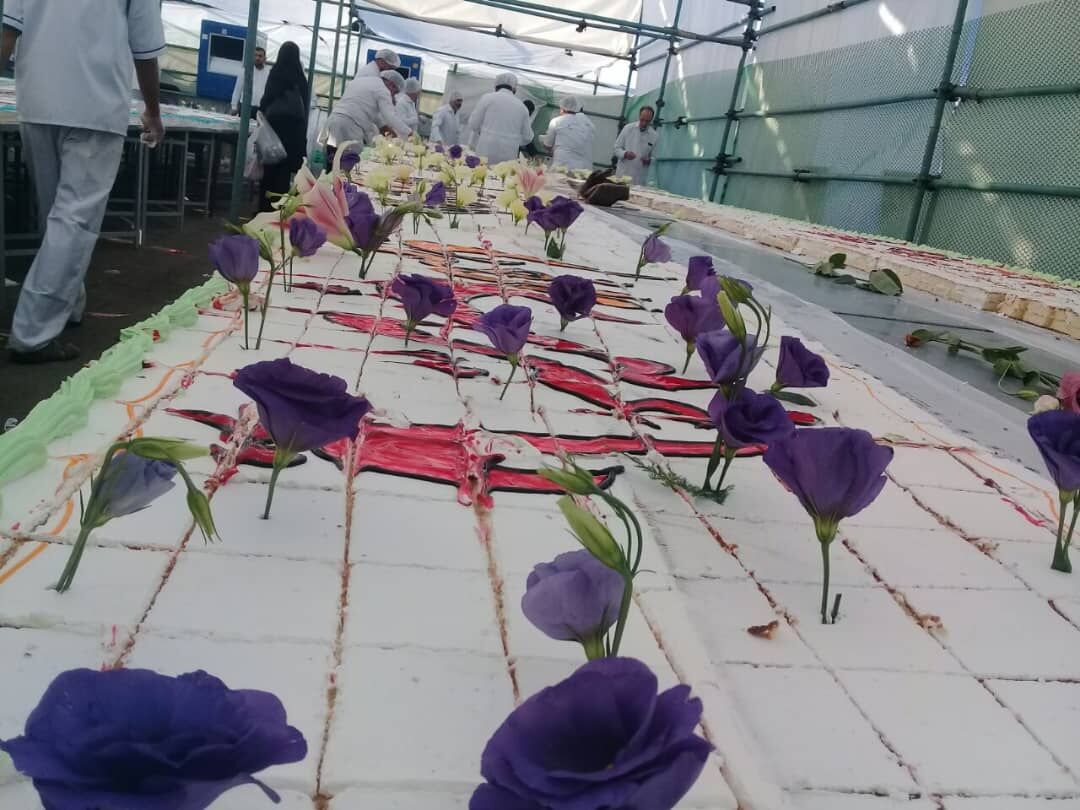 کیک یک کیلومتری میلاد حضرت رضا(ع) در مشهد توزیع شد