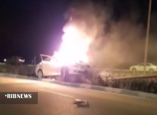 حریق ناشی از تصادف خودرو با تیر چراق برق در کیش حریق ناشی از تصادف خودرو با تیر چراق برق در کیش