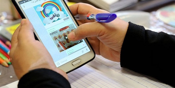 اهدای ۲۰ دستگاه تبلت و گوشی تلفن همراه به دانش آموزان نیازمند