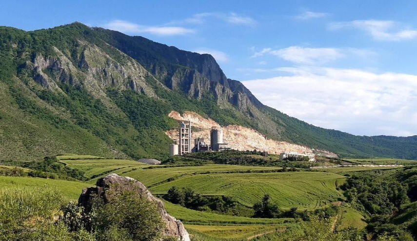 زخم کارخانه سیمان بر دامنه سرسبز نیلکوه