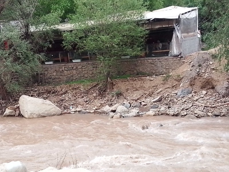 ساخت و ساز غیر مجاز بستر رودخانه جاجرود