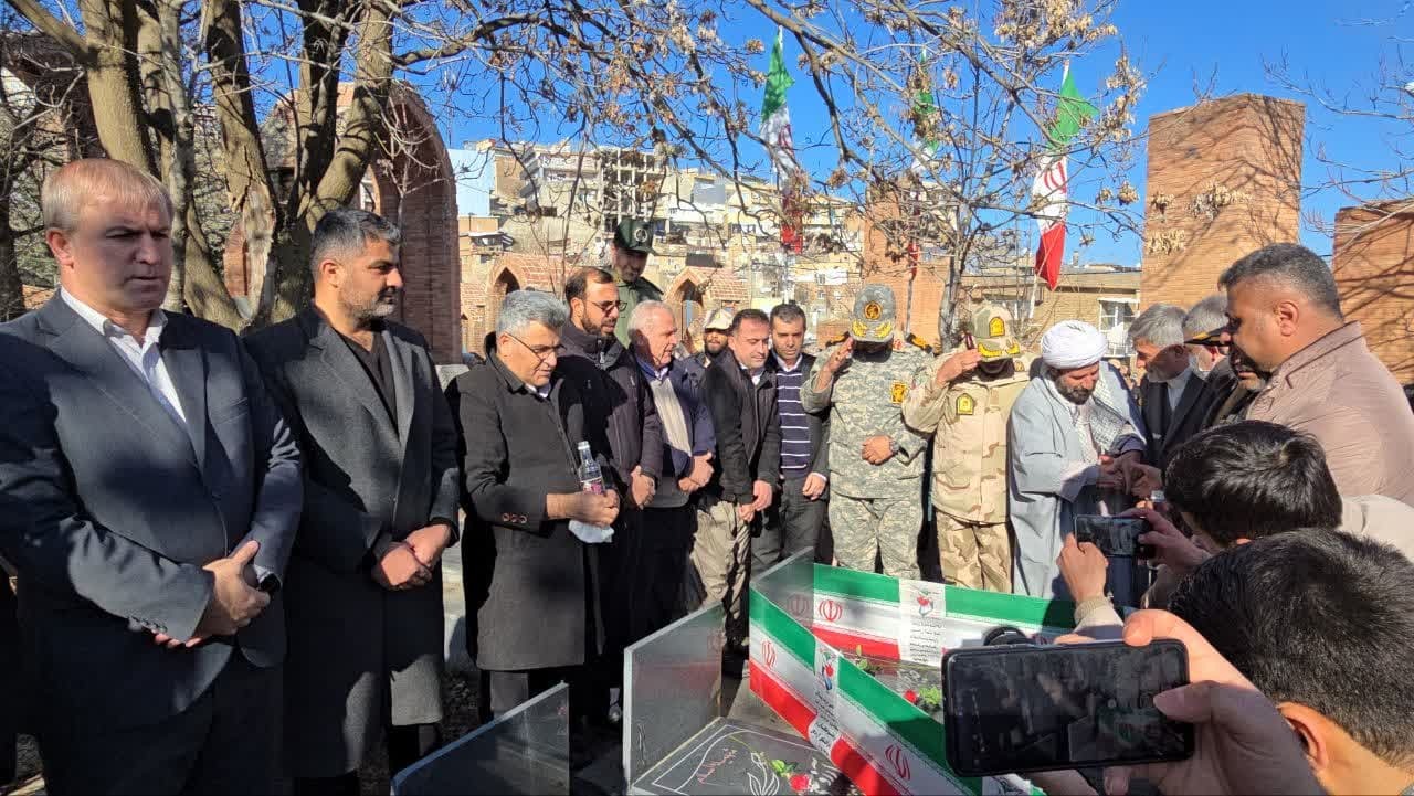 ادای احترام به مقام شامخ شهدای سردشت به مناسبت دهه فجر ادای احترام به مقام شامخ شهدای سردشت به مناسبت دهه فجر