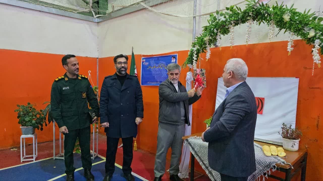 نواختن زنگ انقلاب در مدرسه زینب کبری سردشت نواختن زنگ انقلاب در مدرسه زینب کبری سردشت