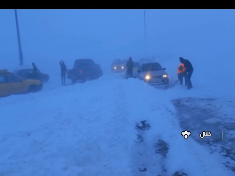 امداد رسانی به خودروهای گرفتار در کولاک جاده اسلام-خلخال امداد رسانی به خودروهای گرفتار در کولاک جاده اسلام-خلخال