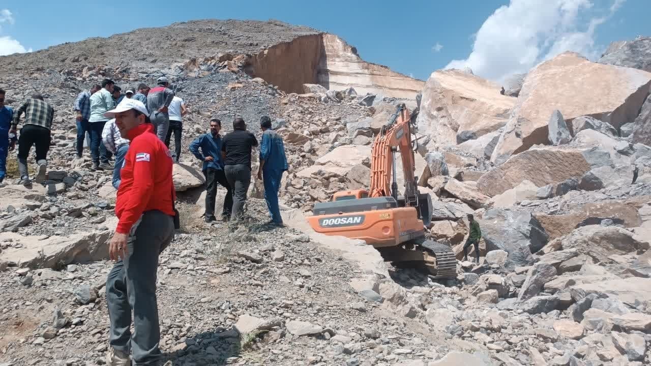 ریزش کوه در شهرستان شازند ریزش کوه در شهرستان شازند