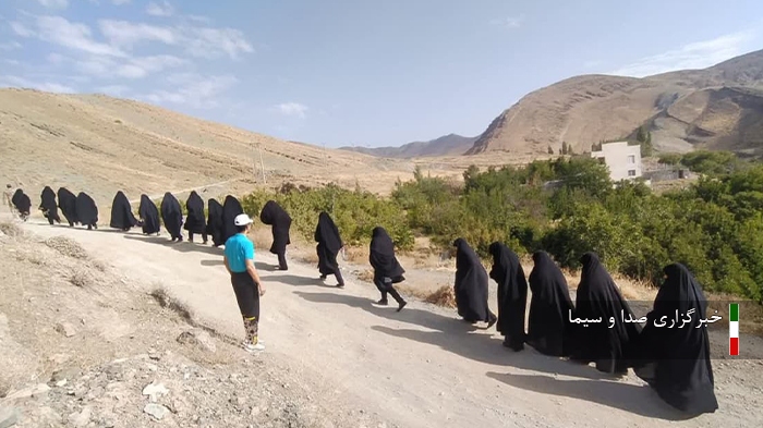 کوهپیمایی جمعی از بانوان بسیجی قم در بخش خلجستان