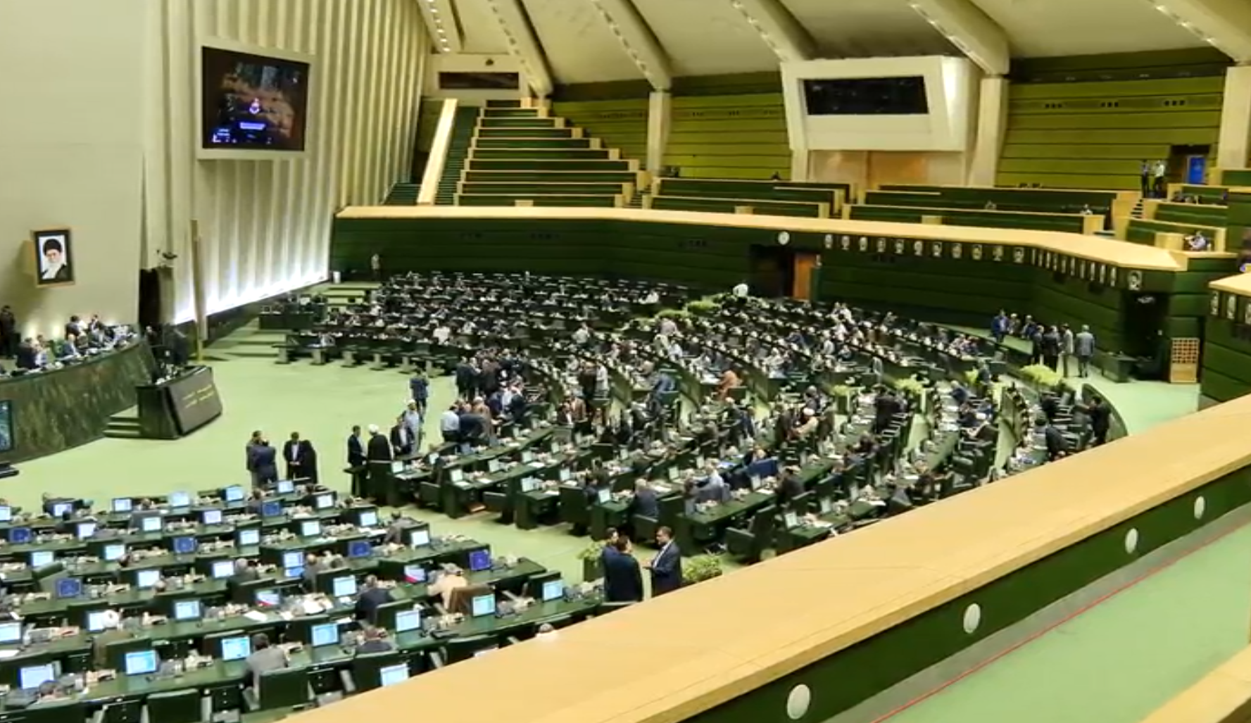 چراغ سبز برخی نمایندگان مجلس به شاغل شدن دستیاران پزشکی