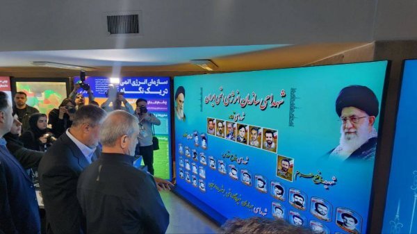 بازدید رئیس جمهور از نمایشگاه دستاوردهای صنعت هستهای بازدید رئیس جمهور از نمایشگاه دستاوردهای صنعت هستهای