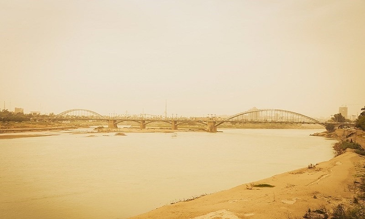 گردوغبار در غرب و جنوب کشور ادارات و مدارس را تعطیل کرد