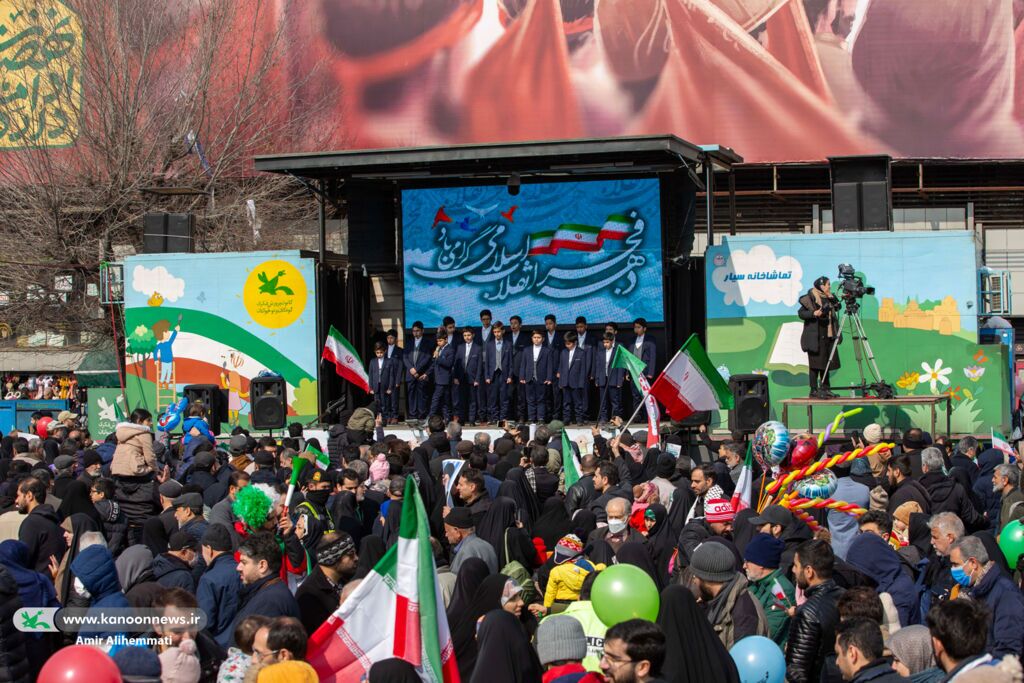حضور چهار تماشاخانه سیار کانون در مسیر راهپیمایی ۲۲ بهمن