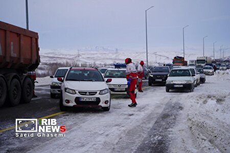 کمک پلیس راه و راهداری به مردم در گردنه‌های برفی اهر