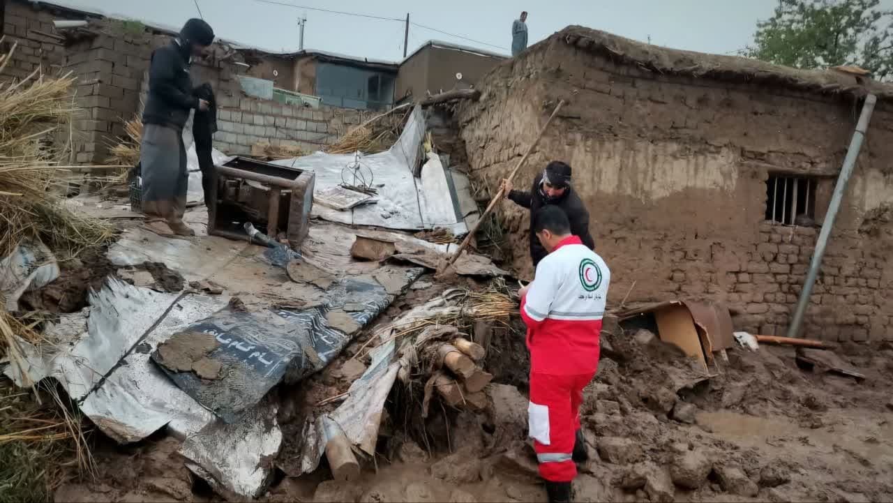 بارش شدید و جاری شدن سیلاب در پیرانشهر بارش شدید و جاری شدن سیلاب در پیرانشهر