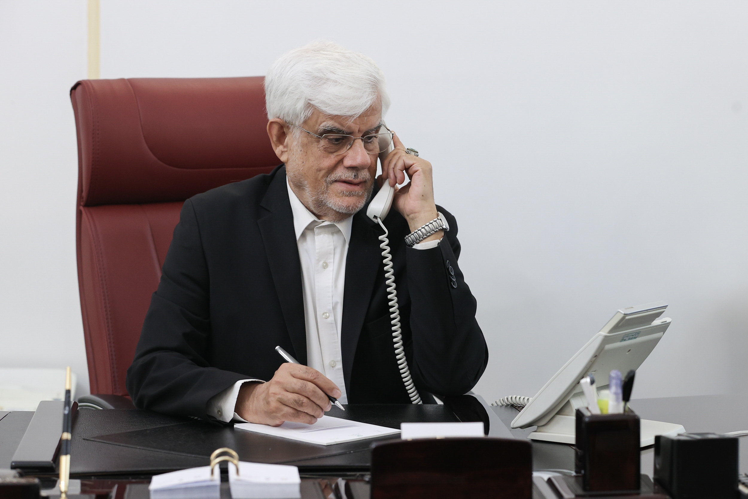 گفتگوی تلفنی عارف و استاندار بوشهر درباره آتش سوزی بندر دیر گفتگوی تلفنی عارف و استاندار بوشهر درباره آتش سوزی بندر دیر