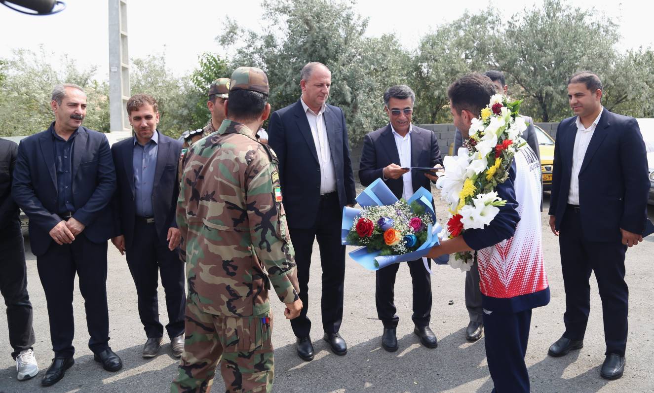 استقبال مسئولین از قهرمان موی تای استان