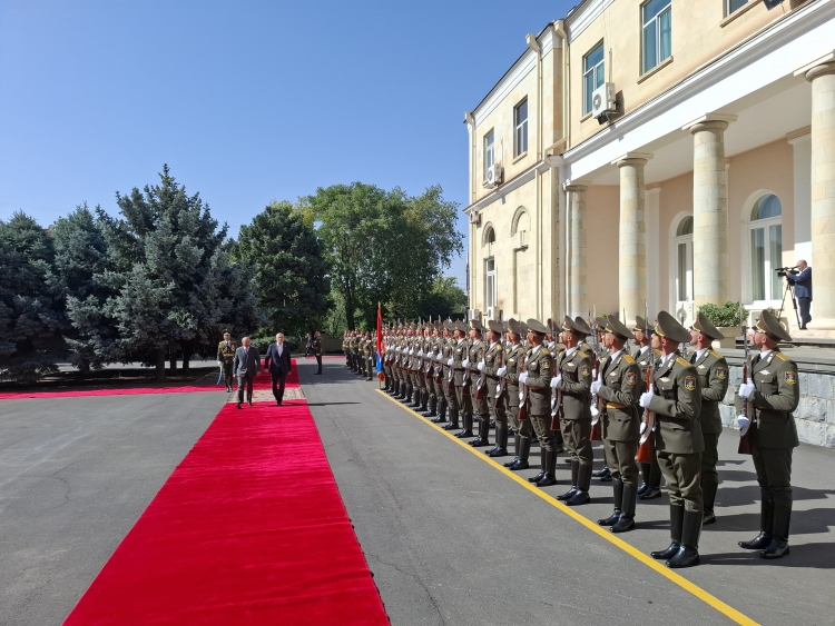 استقبال رسمی نخست وزیر ارمنستان از دکتر پزشکیان استقبال رسمی نخست وزیر ارمنستان از دکتر پزشکیان