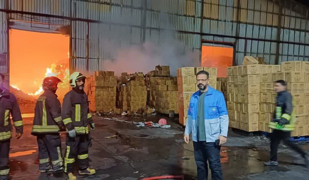 آتشسوزی سوله ۳۰ هزار متر مربعی در یزد مهار شد آتشسوزی سوله ۳۰ هزار متر مربعی در یزد مهار شد