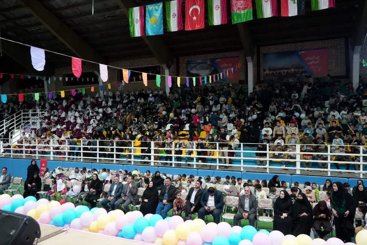 جشن روز جهانی کودک با حضور کودکان خویی جشن روز جهانی کودک با حضور کودکان خویی