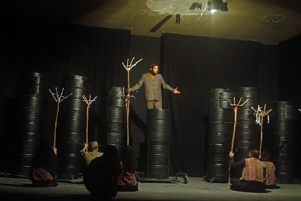 نمایش «اسب‌ها و جن‌های طلوع» در گچساران به روی صحنه رفت