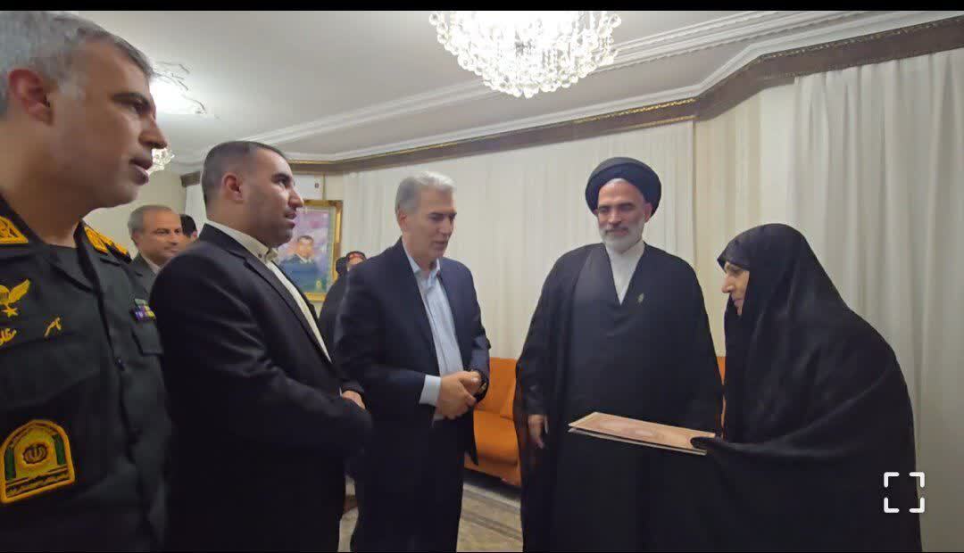 مسئولان سلماس از همسر شهید اسماعیل زارعی تکریم کردند مسئولان سلماس از همسر شهید اسماعیل زارعی تکریم کردند