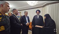 مسئولان سلماس از همسر شهید اسماعیل زارعی تکریم کردند