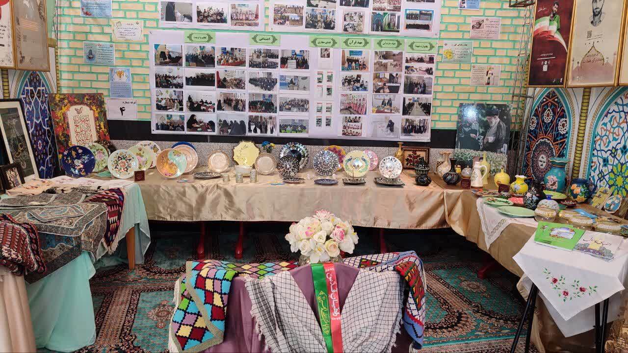 گشایش نمایشگاه توانمندی‌های علمی و هنری بسیجیان تکاب