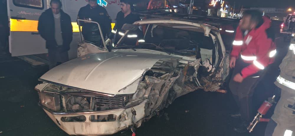 نجات راننده محبوس شده در پیکان وانت توسط هلال‌احمر پردیس