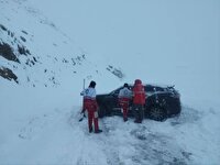 حضور مستمر تیم‌های امدادی هلال‌احمر در محور‌های مسدود