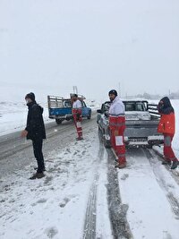 امدادرسانی جمعیت هلال‌احمر به درراه‌ماندگان برف و کولاک در محور فارسان – شهرکرد