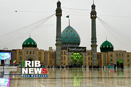 حال و هوای بارانی مسجد جمکران در روز ولادت حضرت زهرا (س)