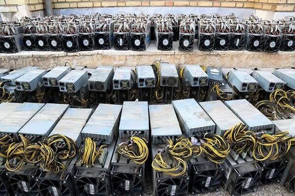 کشف ۵۰ دستگاه استخراج ارز دیجیتال قاچاق از کارخانه متروکه در کاشان کشف ۵۰ دستگاه استخراج ارز دیجیتال قاچاق از کارخانه متروکه در کاشان