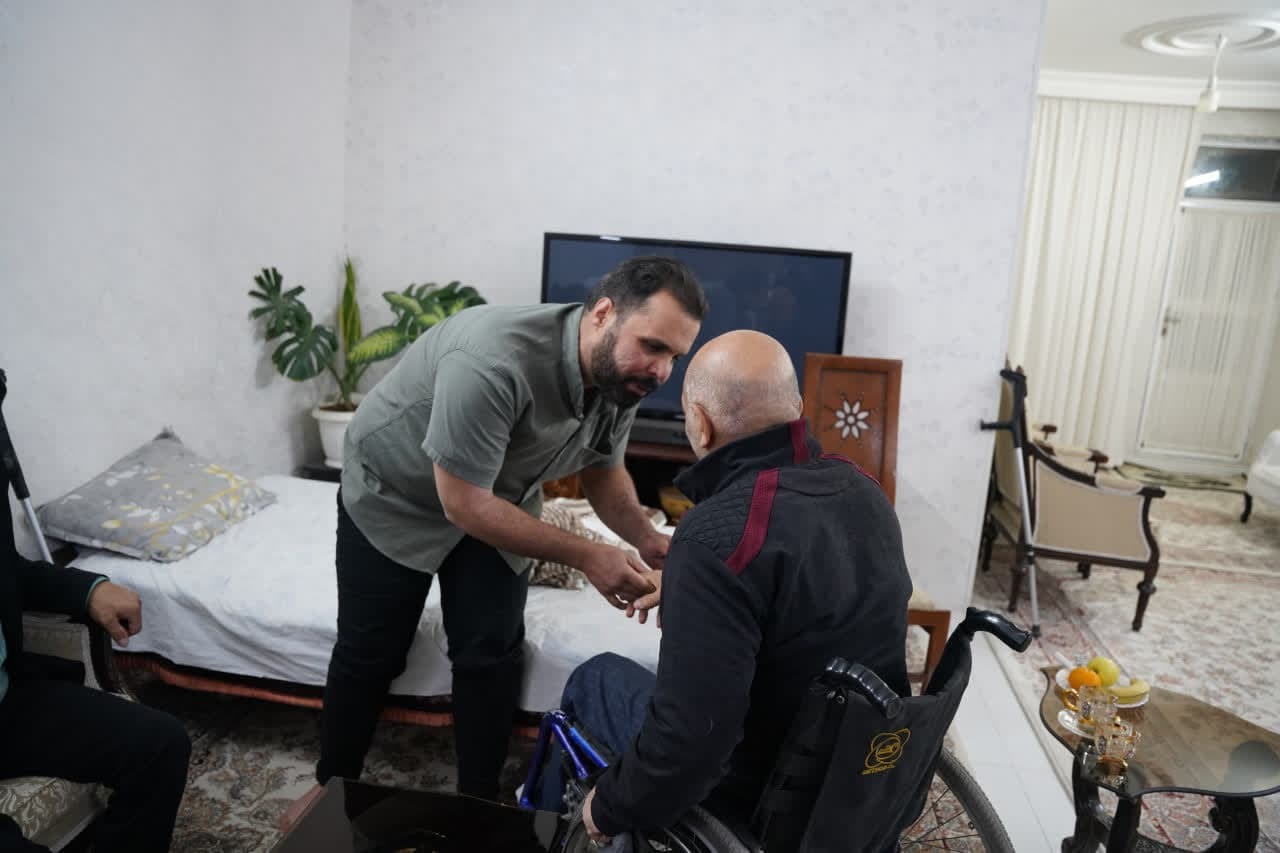 عیادت اعضای ستاد یادواره شهدای جانباز قم از جانباز جنگ ۱۲ روزه عیادت اعضای ستاد یادواره شهدای جانباز قم از جانباز جنگ ۱۲ روزه