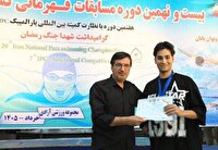 اهدای نشان مسابقات پاراشنا به شناگر جانباز جنگ رمضان